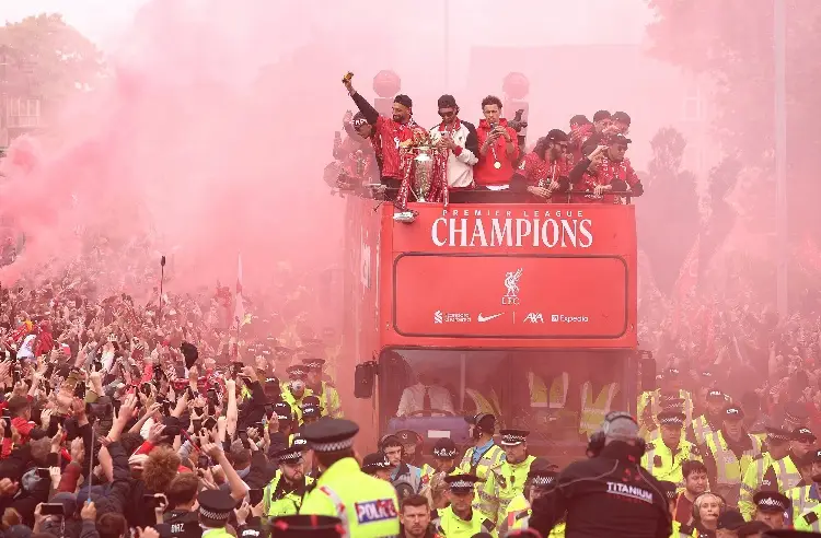 Liverpool celebra con locura el título de la Premier League (VIDEO)