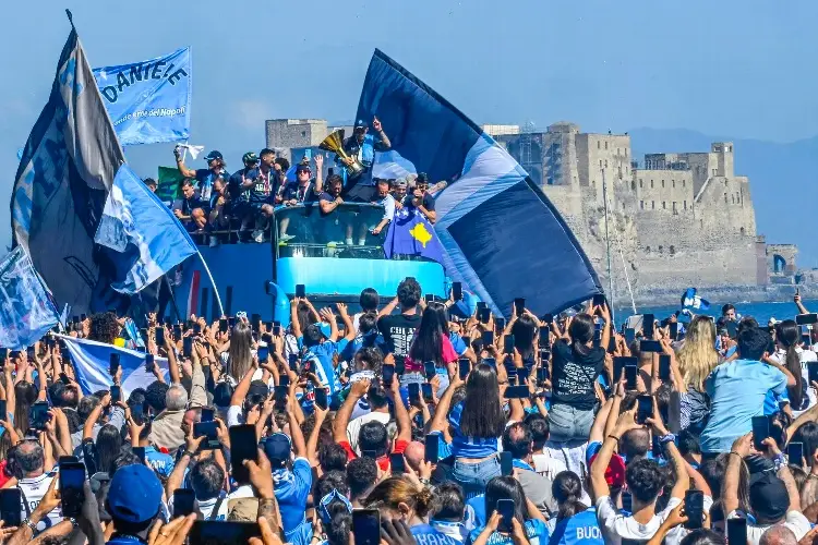 Napoli celebra su cuarto Scudetto con 200 mil aficionados 