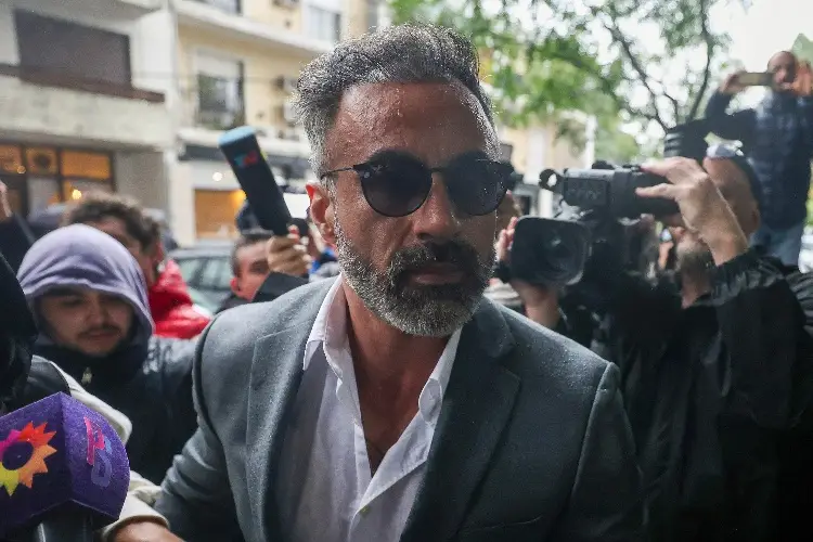 Reciben con golpes al médico acusado de la muerte de Maradona (VIDEO)