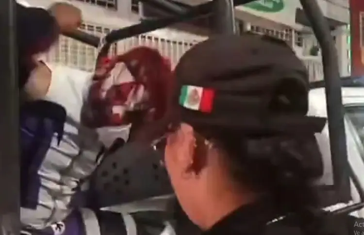 Policía detiene a luchador en plena función y se lo llevan en la patrulla  (VIDEO)