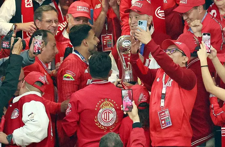 Denuncian robo a prensa en plena celebración del título de Toluca