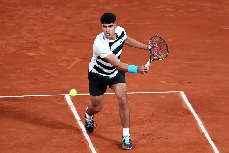 Alcaraz sufre pero avanza en Roland Garros