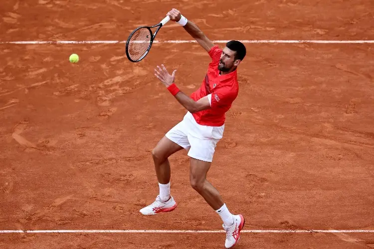 Djokovic escapa a una trampa y avanza en Roland Garros