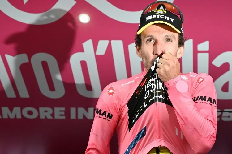 ¿Quién es Simon Yates, el ciclista que le quitó el liderato a Isaac del Toro en el Giro de Italia? 