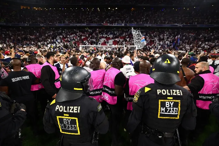 Afición del PSG invade la cancha en plena celebración de la Champions