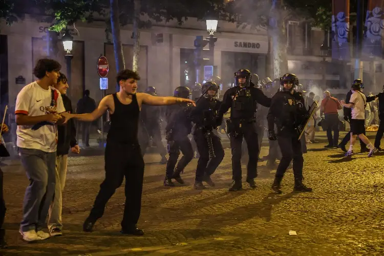 ¡Locura total! Festejos en París dejan cerca de 300 detenidos (VIDEOS)