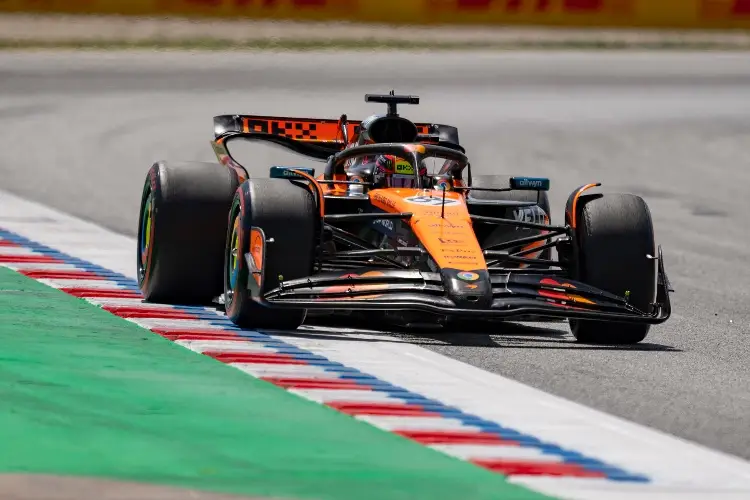 Piastri gana el GP de España y a Verstappen lo penalizan