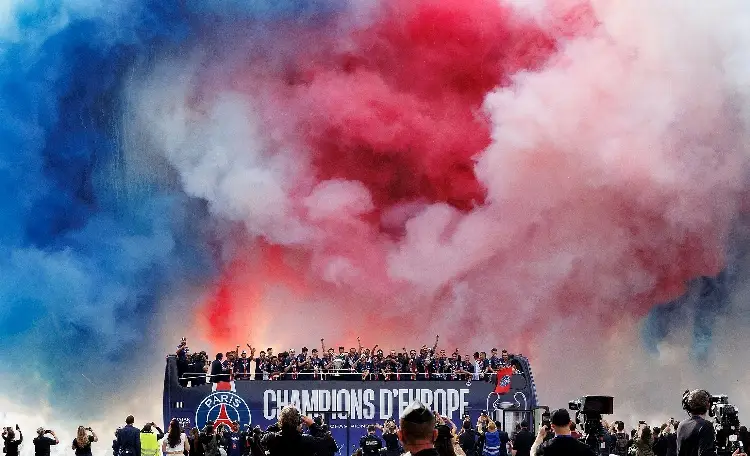 PSG pasea el título de la Champions en las calles de París, ante miles de personas