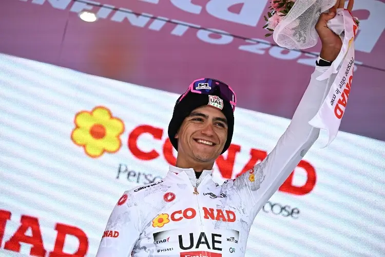 La presidenta Claudia Sheinbaum felicita a Isaac del Toro luego del Giro de Italia 