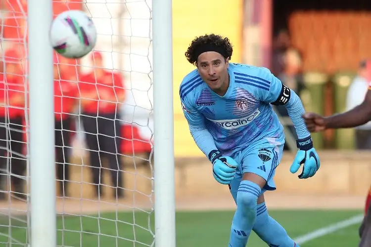 Memo Ochoa brilla y se salva de su cuarto descenso en Europa