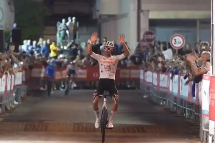 Isaac del Toro brilla y vuelve a ganar una carrera (VIDEO)