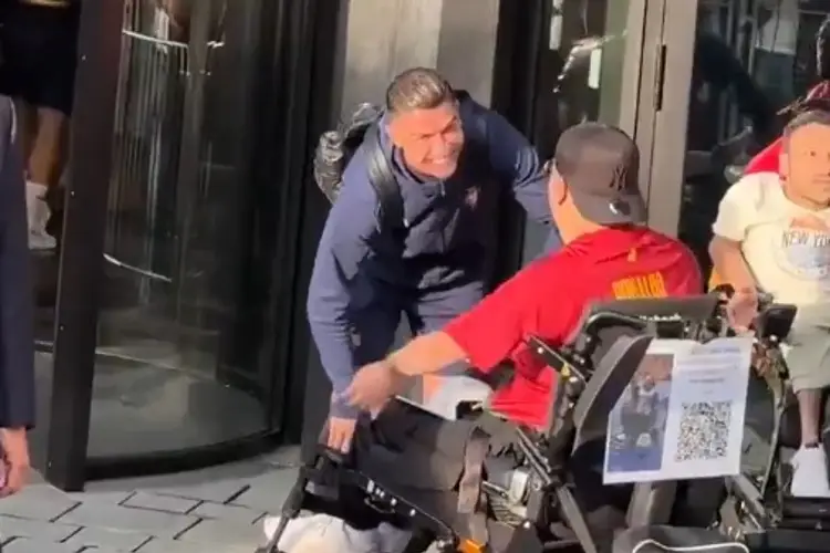Cristiano vive emotivo momento con fan e ¡inesperado golpe! (VIDEO)