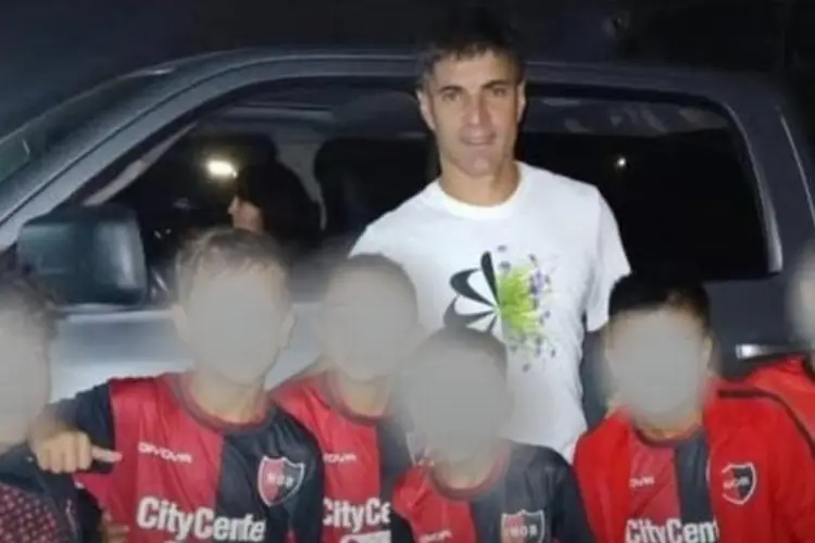 ¡Lamentable! Newell's Old Boys suspende a NIÑOS por tomarse foto con ex jugador de Liga MX
