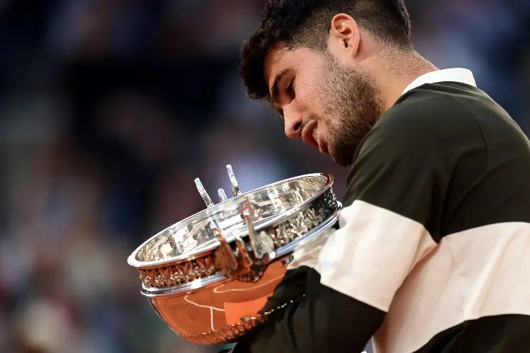 Alcaraz se entrega a la afición tras conquistar Roland Garros