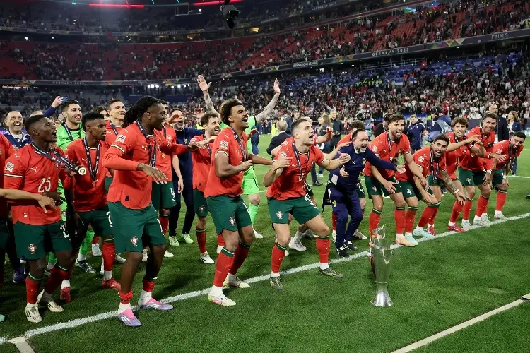 ¡Terrible! Muere aficionado tras caer desde la tribuna en la Final de la Nations League