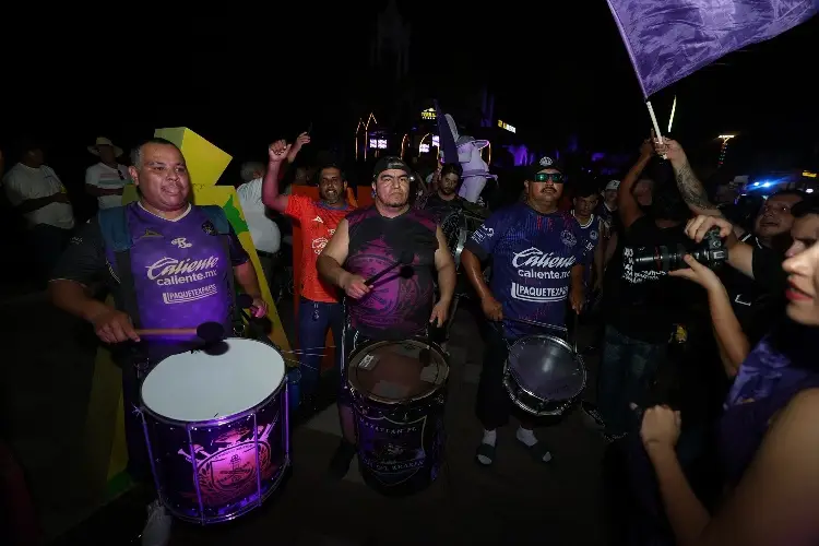 Calles de Mazatlán viven una gran fiesta por aniversario del equipo (VIDEO)