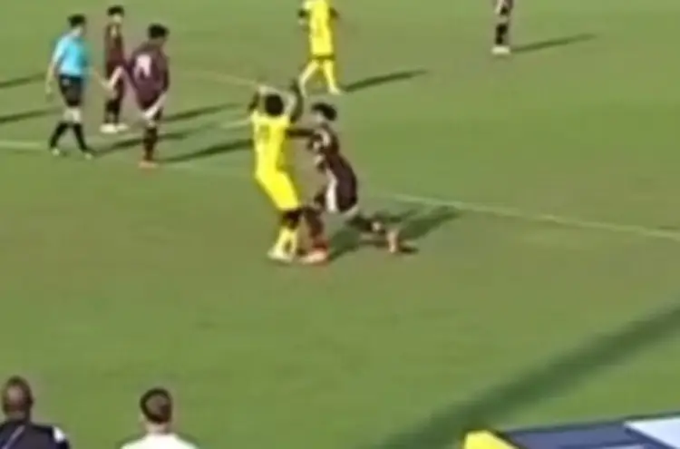 Stephano Carrillo pierde la cabeza y da puñetazo a rival en juego de Selección (VIDEO)