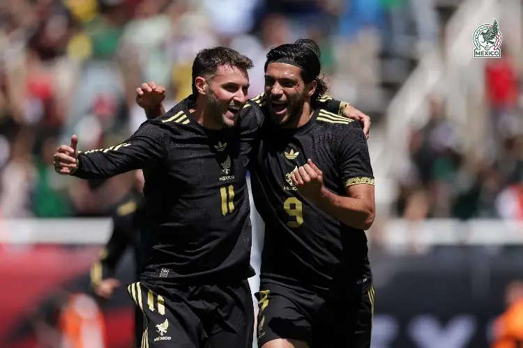 'Son bien weyes': Javier Aguirre crítica a Santi Giménez y Raúl Jiménez