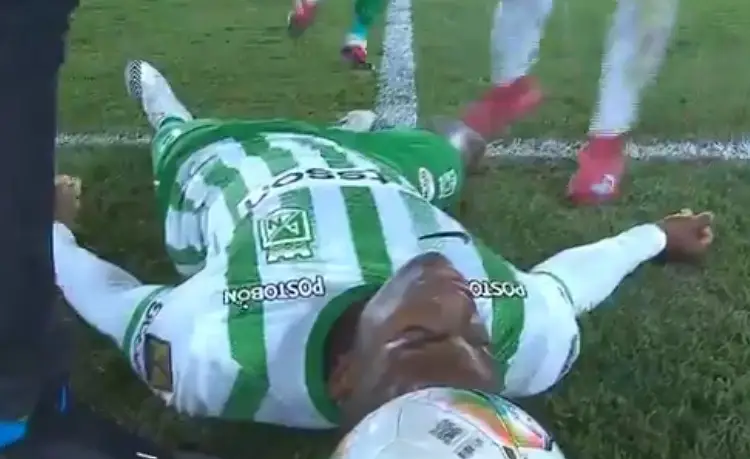 Jugador de la selección colombiana se desploma en pleno partido (VIDEO)