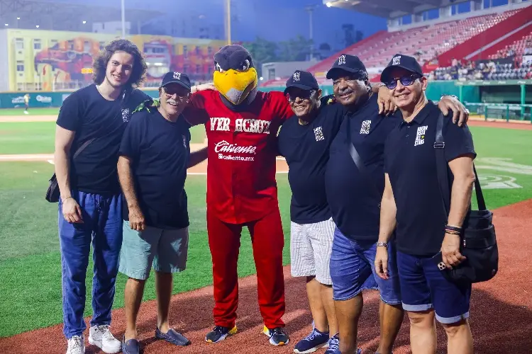 Buena Vista All Stars lanza la primera bola en juego de El Águila