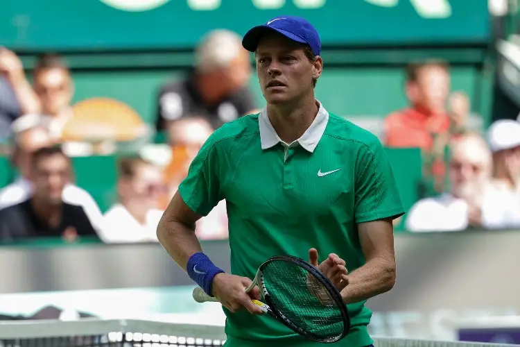 Tenis: Jannik Sinner avanza con solidez en Halle