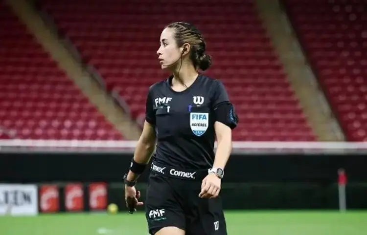¡Histórica! Mexicana Katia Itzel García es la primera mujer árbitro central en la historia de la Copa Oro 