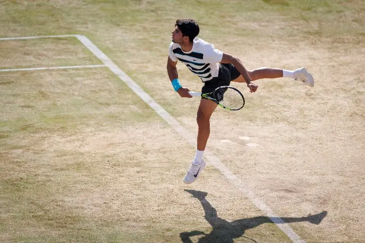 Carlos Alcaraz brilla con su saque y avanza a semifinales de Queen’s