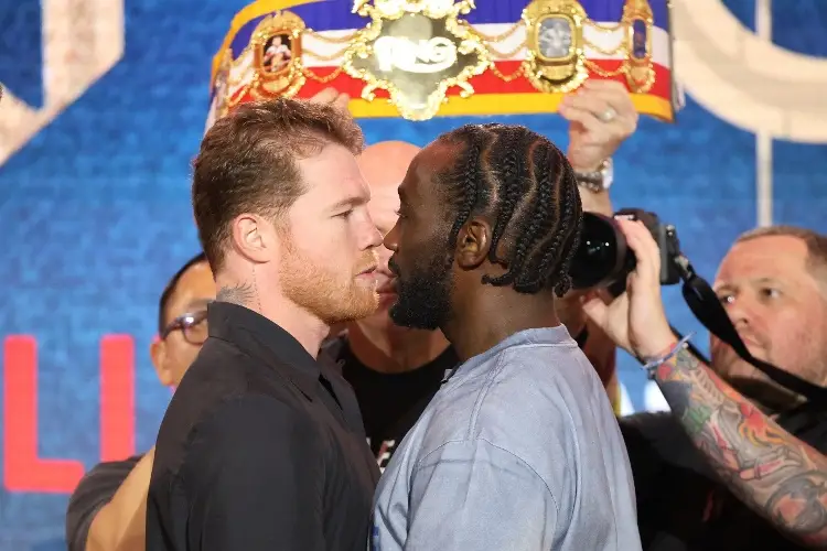 'Canelo' Álvarez y Terence Crawford terminan a empujones en pleno evento (VIDEO)