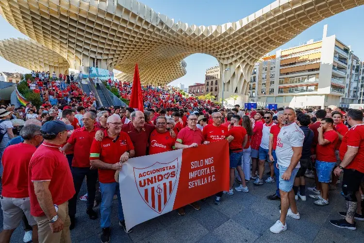 Protestan en Sevilla pidiendo la dimisión de la directiva