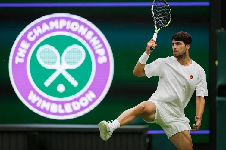 Wimbledon: Alcaraz evita a Djokovic hasta la final