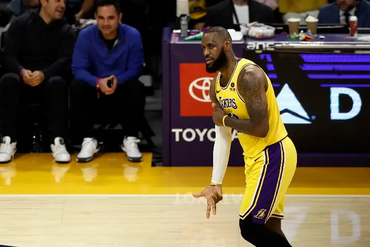 NBA: LeBron James renueva con Lakers a cambio de 52 millones
