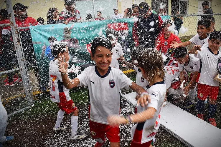 Listos los jóvenes campeones que saltarán a la cancha en la International Football Cup 