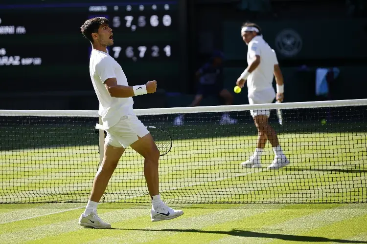 Alcaraz sufre pero gana en Wimbledon