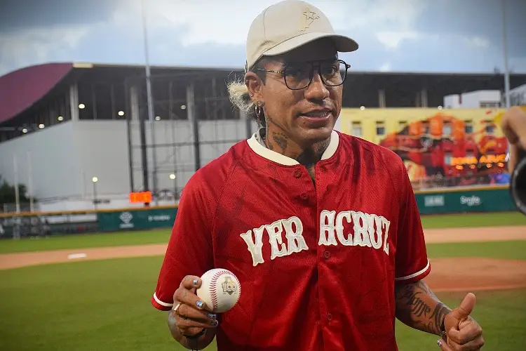 Dayro y Banega lanzan la primera bola en el Beto Ávila 