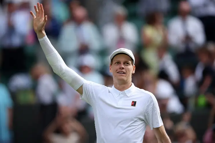 Sinner se olvida de la lesión y se mete a semifinales de Wimbledon