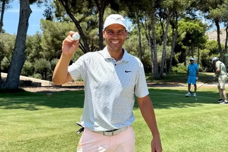 Rafa Nadal muestra sus dotes en el golf con un hoyo en uno