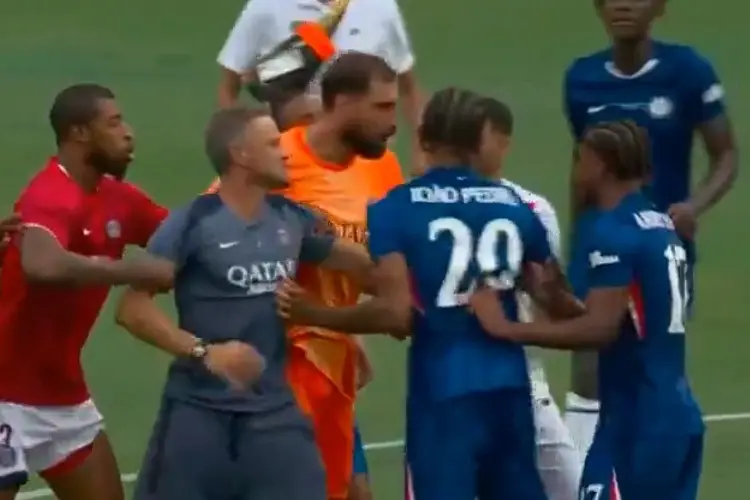 Luis Enrique enfurece y agrede a jugador del Chelsea tras perder la final (VIDEO)