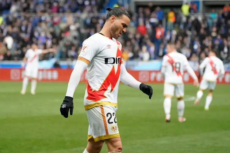 Raúl de Tomás se marcha del Rayo Vallecano con más pena que gloria 