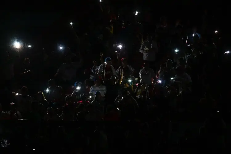 Se va la luz en pleno juego de El Águila vs Diablos Rojos (VIDEO)