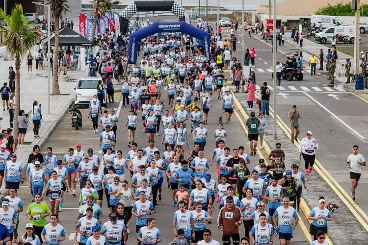 Más de mil corredores y 200 mascotas participan en la exitosa Carrera Santa Ana 2025 en Boca del Río