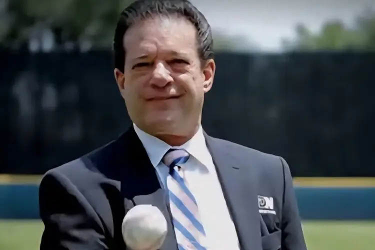 Fallece David Braverman, emblemática voz del béisbol en México