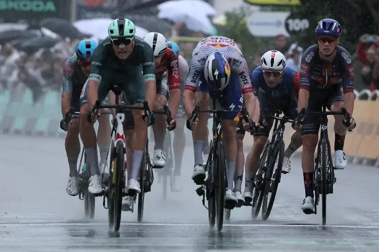 Tour de Francia: Accidentado esprint, Pogacar sigue líder