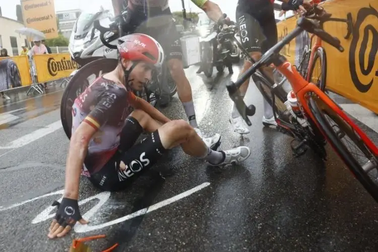 Ciclista en Tour de Francia se fractura la pelvis
