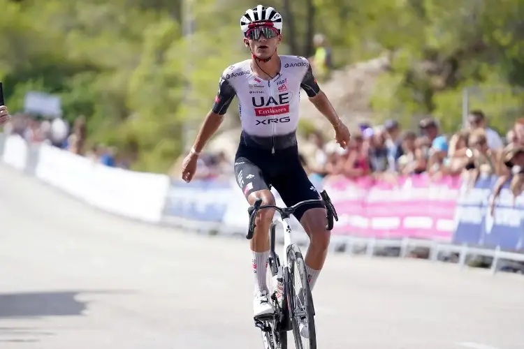 Isaac del Toro le regala triunfo a compañero de equipo (VIDEO)
