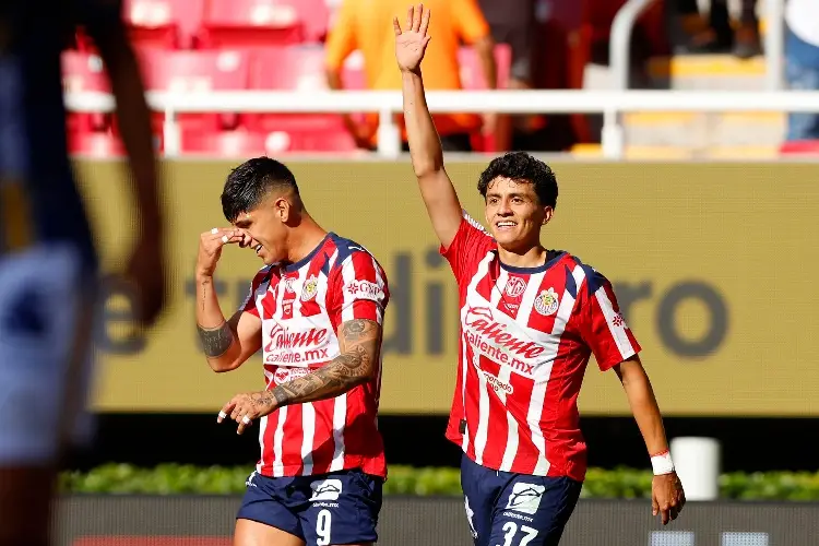 Chivas se salva y gana sin Chicharito