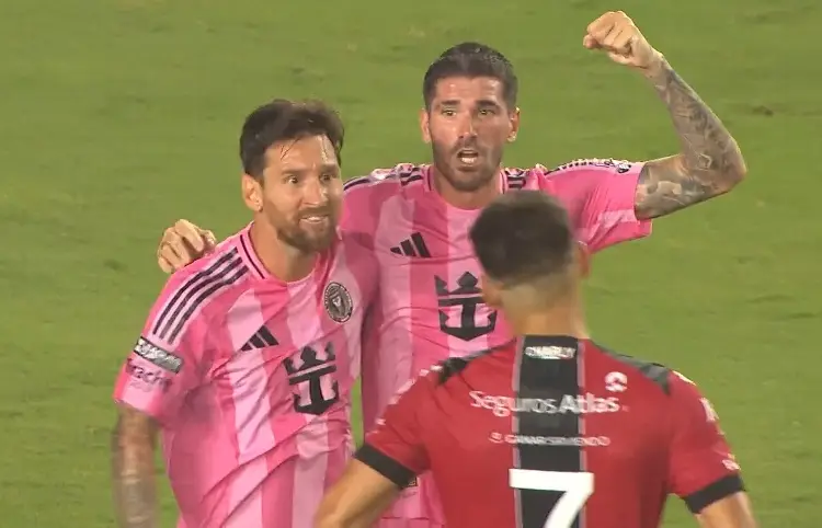 Messi se burla y le festeja gol en la cara a jugador del Atlas (VIDEO)
