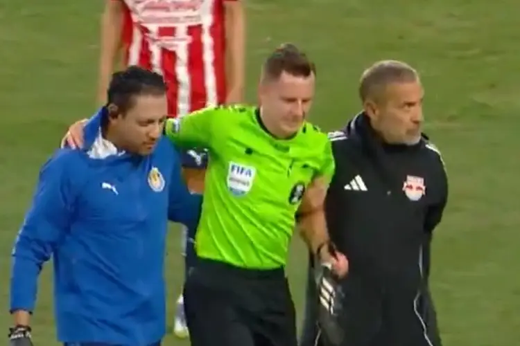 ¡Se lesiona el árbitro en el Chivas vs New York RB! (VIDEO)