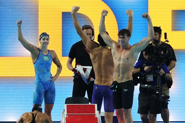 USA destroza récord del mundo en 4x100 libre mixto