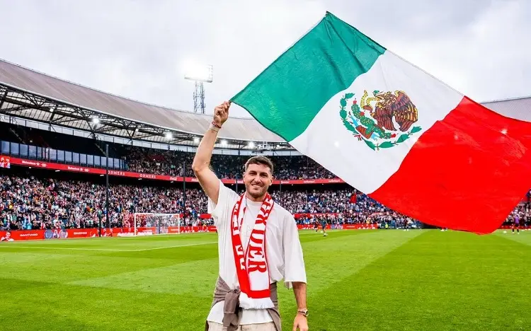 Santi Giménez despedido como ídolo en Feyenoord