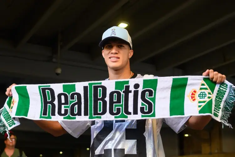 Nelson Deossa ya llegó al Betis